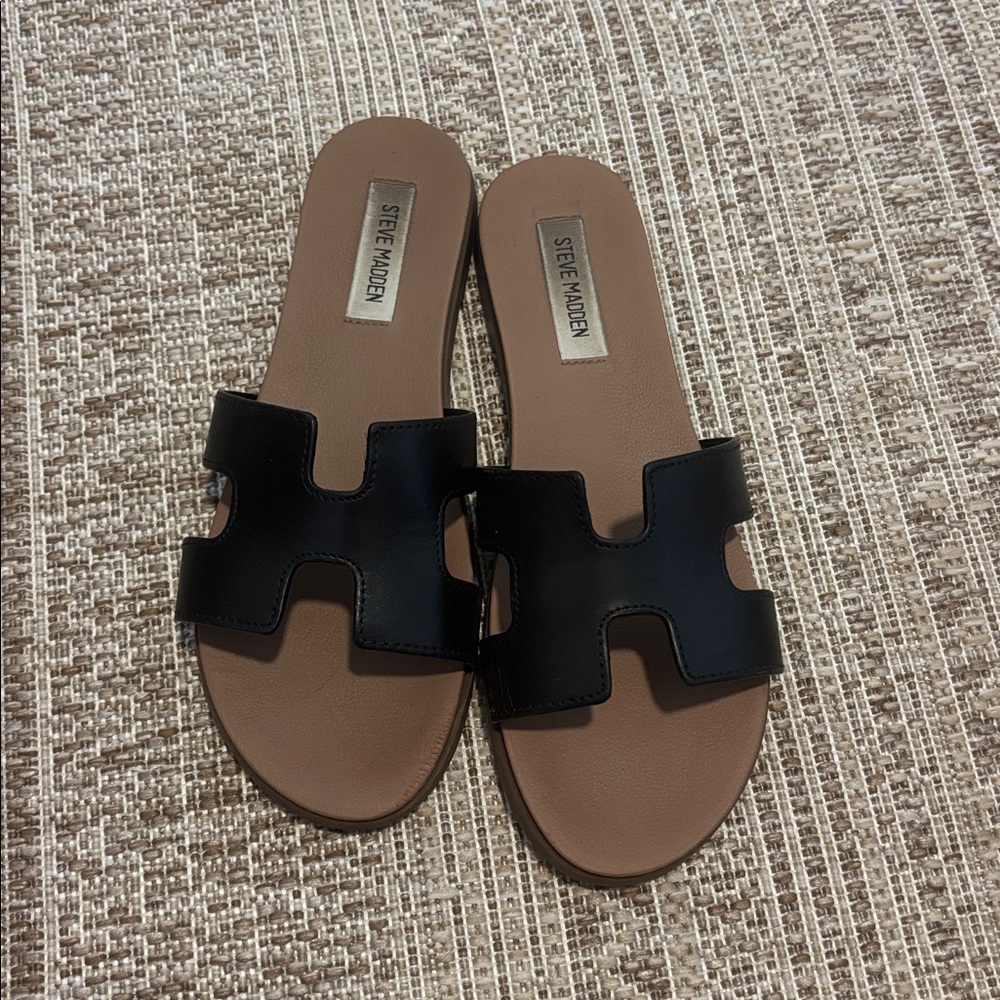 Steve Madden Black and Tan Slide Sandals